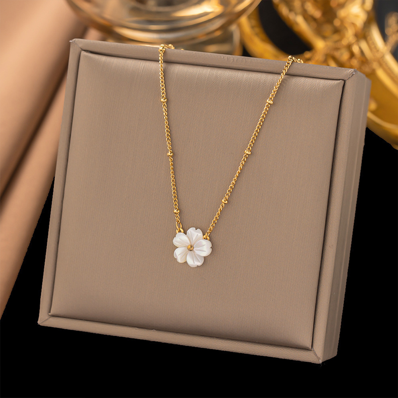 Pendant Necklace in Pakistan