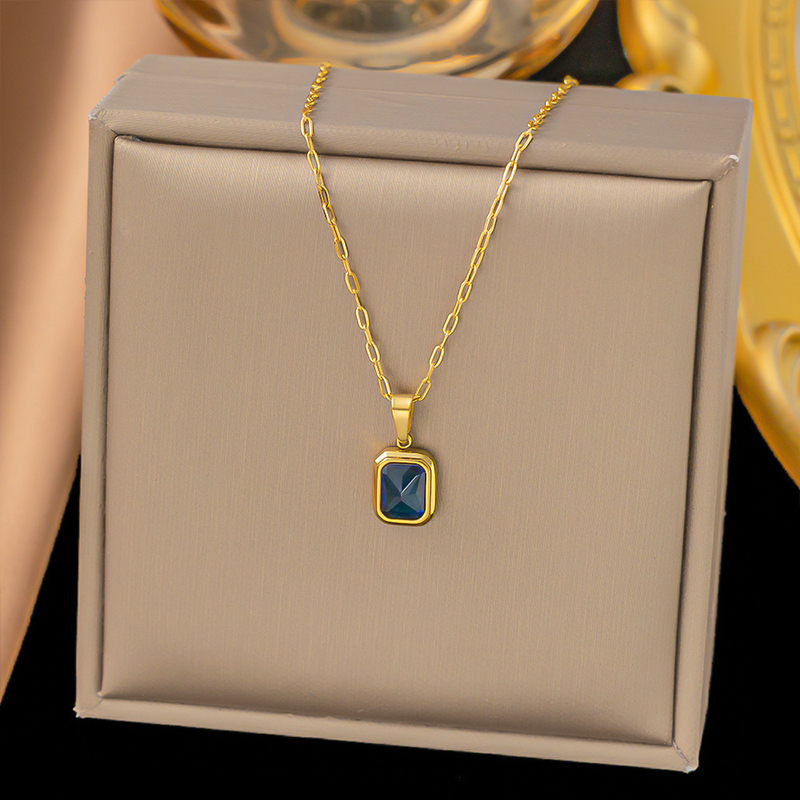 Pendant Necklace in Pakistan