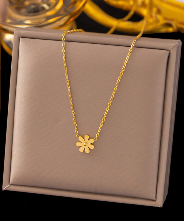 Pendant Necklace in Pakistan