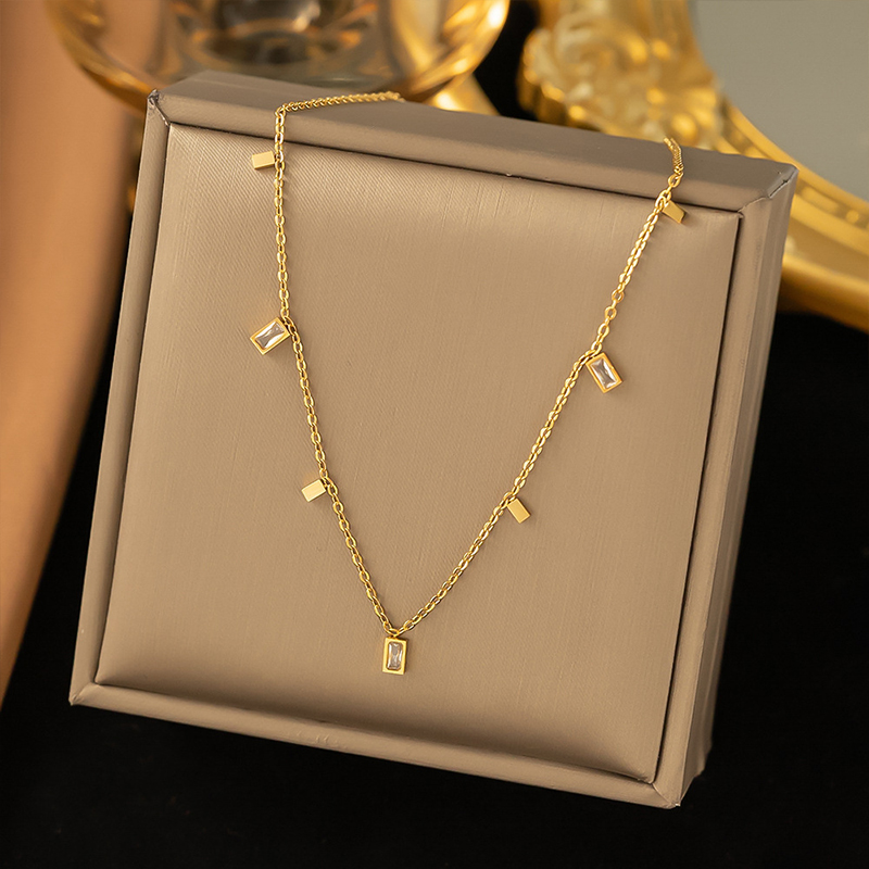 Pendant Necklace in Pakistan