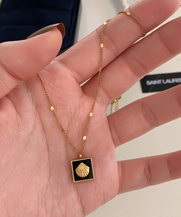 Pendant Necklace in Pakistan