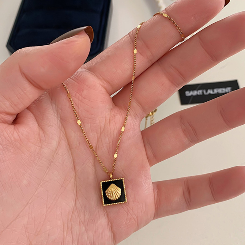 Pendant Necklace in Pakistan