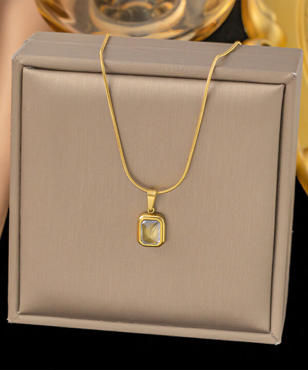 Pendant Necklace in Pakistan