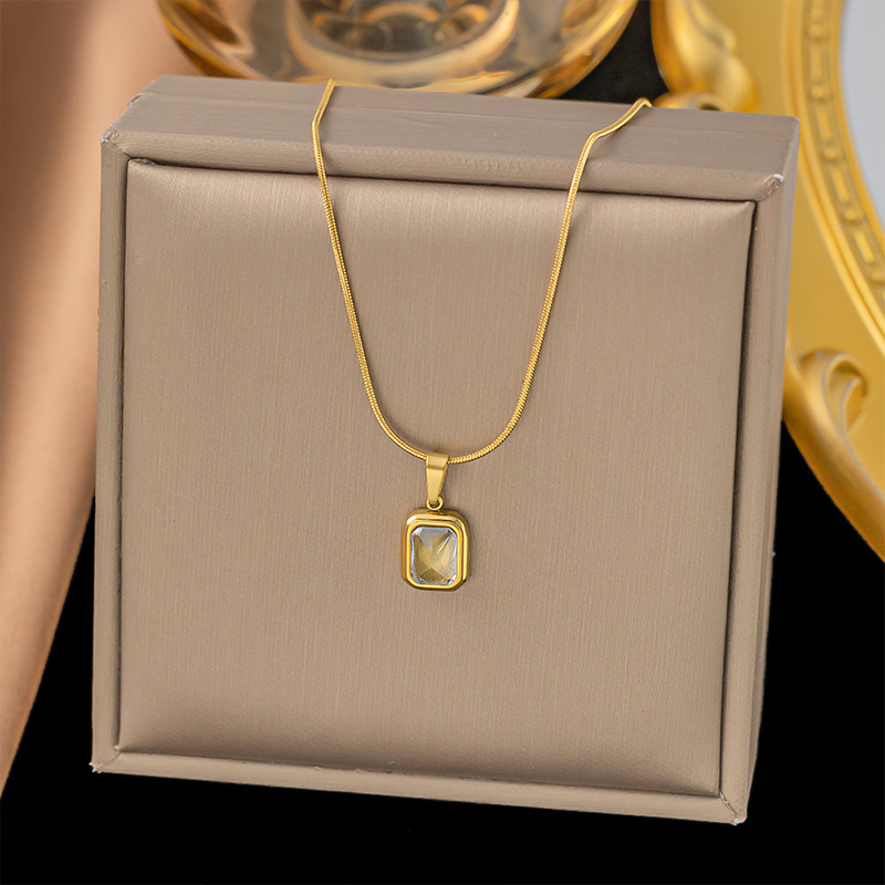 Pendant Necklace in Pakistan