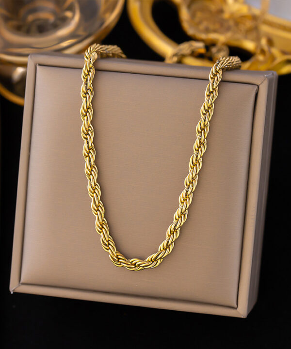 Pendant Necklace in Pakistan