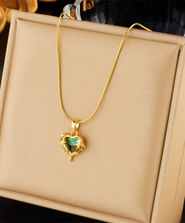 Pendant Necklace in Pakistan